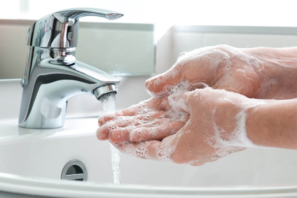 personne-lavage-main
